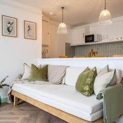 Chic Contemporary Cotswold Pad- heart of Stow