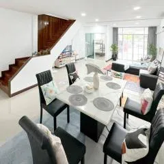 MIQ HK611 Huai Khwang 4BR Jodd fair
