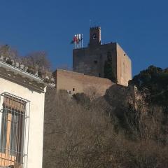 Cerca de la Alhambra, La Casa del Cuento, Segundo