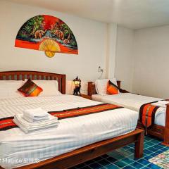 Baan Khlong Mae Kha Hotel