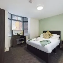 Six Bedroom Home - Train Station & Town Centre Location!