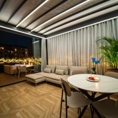 Modigliani terrace jacuzzi Golden House