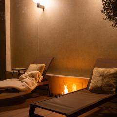 Modigliani terrace jacuzzi Golden House