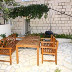 Apartment Dubreta with balcony