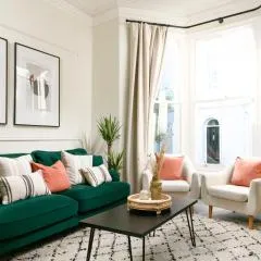 NEW LUXURY for 2024 - Central Plymouth House - Sleeps 10 - Access to Plymouth Town - Close to The Barbican - Pets welcome - Parking Available - By Luxe Living by Sophia