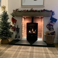 Woodland Cottage - private courtyard - Pet Friendly Retreat in the heart of Windermere