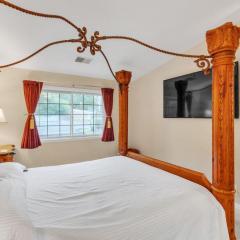 Grand Wood Suites - 3rd Floor Back Side Corner Penthouse Suite 305