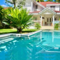 Tropical Villa 4Bedroom 3Baths and Pool Near Beach