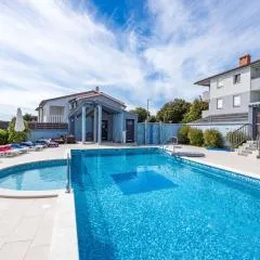 Mery's Sunny Pool Apartment - Happy Rentals