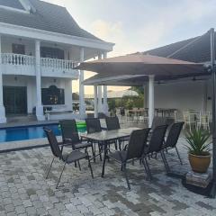 Private TTDI Villa Pool & BBQ, Pingpong table, 6BR, Sleeps 25pax and family friendly