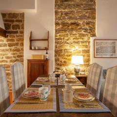 "Aurora" Renaissance Suite, palace from 1400, AC bedrooom, new BTH, near to Uffizzi Gallery, pivot location, walking distance from everything