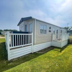 Stunning Caravan With Decking And Free Wi-Fi At Broadland Sands Ref 20074Bs