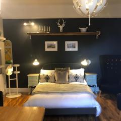 Studio 77 - Stylish, Free Parking, Fast Wi-Fi, Netflix