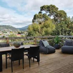 Cosy central apartment with large sunny deck