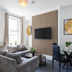 Liverpool 4BR Family & Group Home Christmas Stay near Stadiums, Sleeps 9, Free Parking