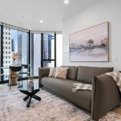 Stunning Apt 100m fr Parkland w Views, Pool and Desk