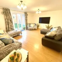 4 Bed House with Driveway Parking for 2 Cars - Rugby - Sleeps 10!