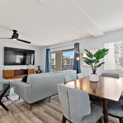 Beachfront resort Heated Pool 3King beds 85in TV BBQ