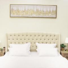 غرفة نوم فاخرة في مبنى راقي