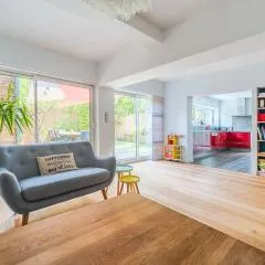 Apt T5 rénové avec bureau jardin et parking en centre ville