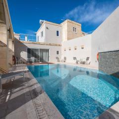 4 Bedroom Holiday Home with Private Pool