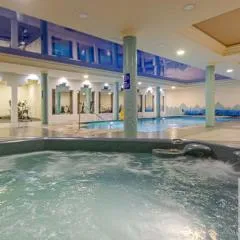 2 BDR apt with heated pool & jacuzzi