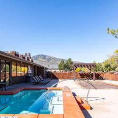 Cozy stay for 4, 5 Min Drive to Base, Full Kitchen, Shared Hot Tub & Pool, Restaurants Nearby!