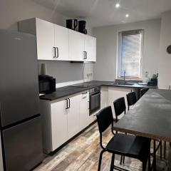 2-Zimmer Wohnung, Parkplatz und Terrasse, Nah A10 und Berlin