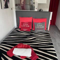 Naturist Paradise in « Swinging Cap »