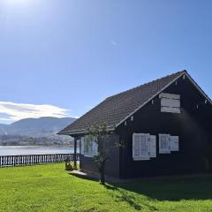 Casa de madera sobre el mar