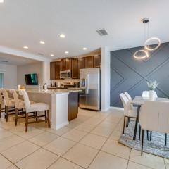 12 Mi to Disney Parks Townhome with Pool Access!