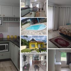 casa 700m da praia, ideal para família, 3 quartos , piscina, ar condicionado, churrasqueira, wi fi, estacionamento, até 10 pessoas,