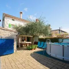 Tolles Ferienhaus in Peresiji mit Privatem Pool