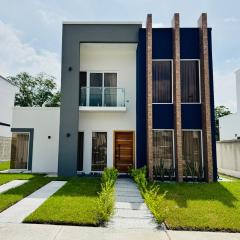 Hermosa casa moderna con piscina