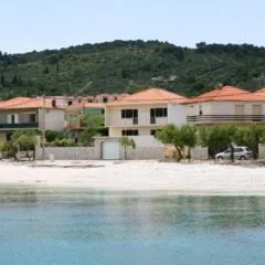 Spacious Beachfront Apartment Ciovo