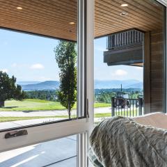 Overlooks the 6th fairway, Walk to Gondola, Hot Tub, Minutes from Fine Dining