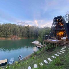 Stunning lakefront retreat, breathtaking views