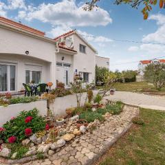 Cozy Apartment In Vrsi With Wifi