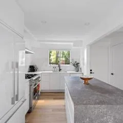 Modern Kitsilano 2 bedroom Home with a Hot Tub