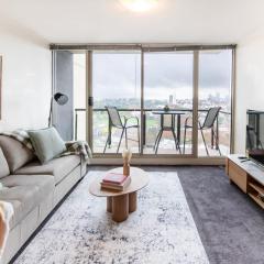 Stylish Cosy Gem w Pool, Tennis Court, & Parking