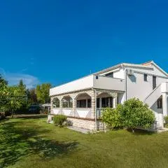 Beautiful Apartment In Pinezici