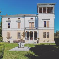 Villa Liberty Venezia -Jacuzzi, gardens, parking - Dimora Storica a soli 20km da Venezia