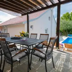 Four-Bedroom Holiday Home In Glavina Donja