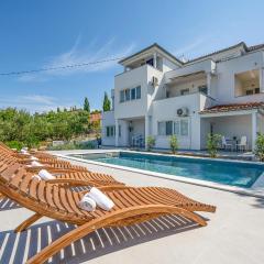 2 Bedroom Stunning Apartment In Murter