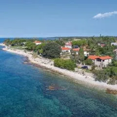 Cozy Apartment In Lovrecica With Wifi