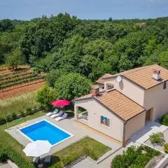 Three-Bedroom Holiday Home In Tinjan