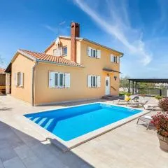 2 Bedroom Lovely Home In Musalez