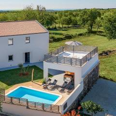 4 Bedroom Lovely Home In Zuzici