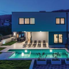 Five-Bedroom Holiday Home In Kastel Kambelovac