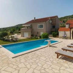 Three-Bedroom Holiday Home In Brstanovo